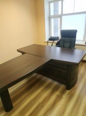 Офисный стол с приставкой в кабинет